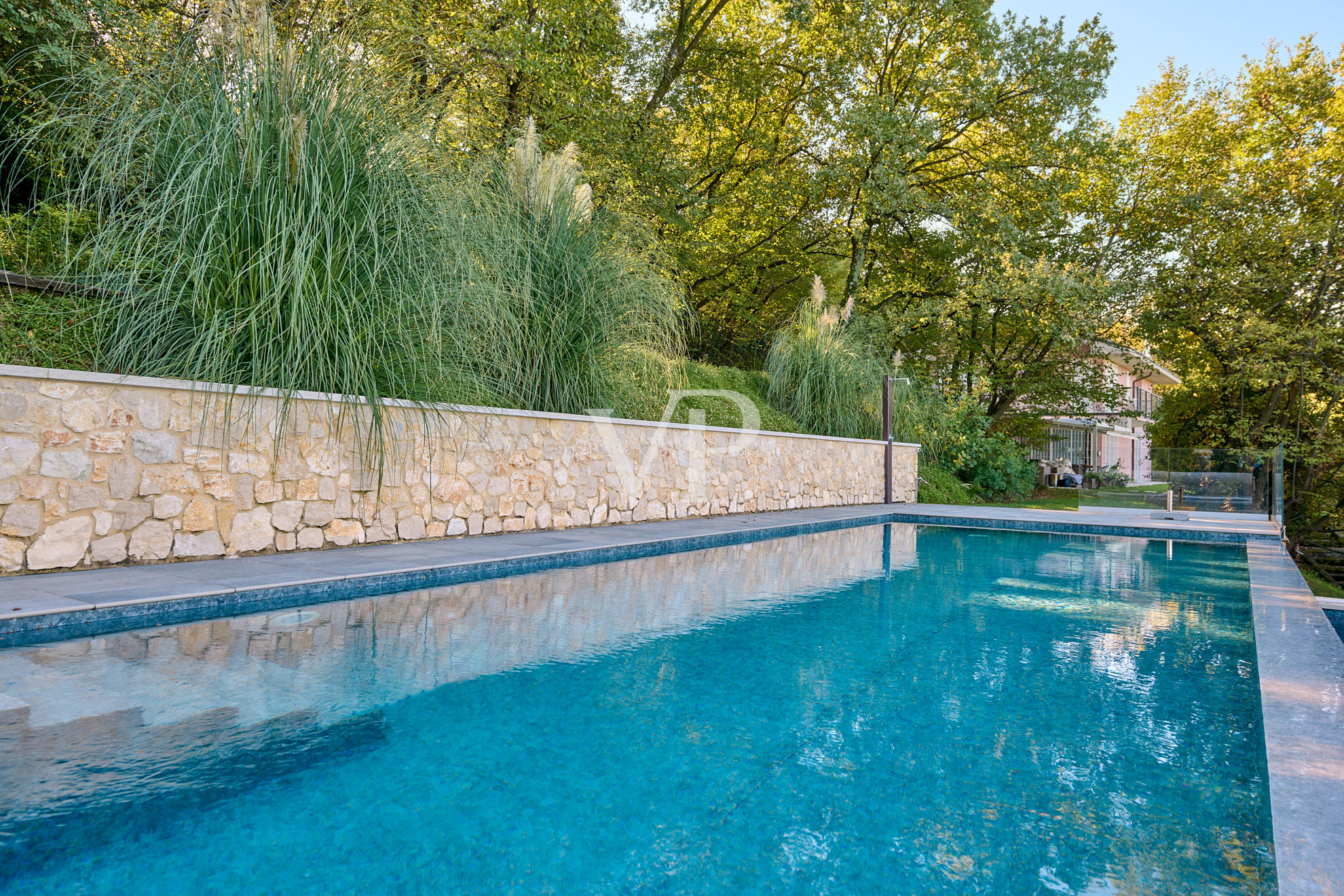 Prêt à vivre : villa moderne avec vue spectaculaire sur le lac de Garde