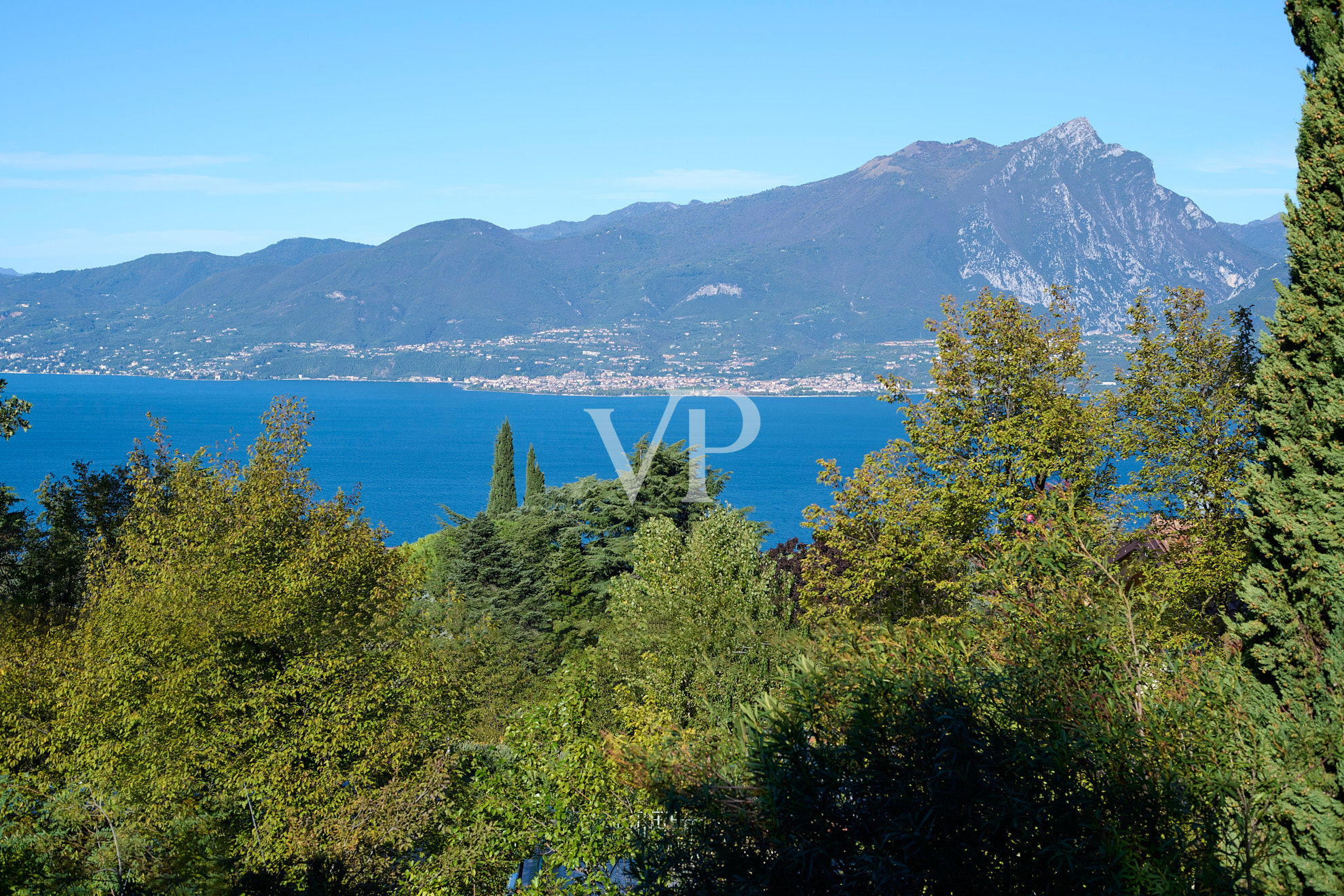 Ready to live: modern villa with spectacular views of Lake Garda