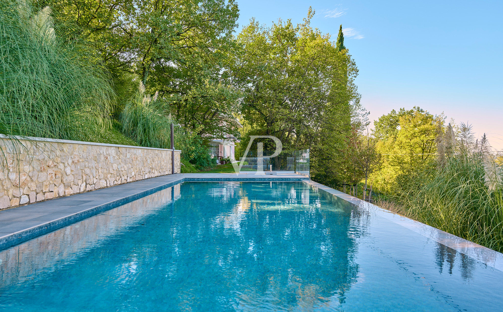 Prêt à vivre : villa moderne avec vue spectaculaire sur le lac de Garde