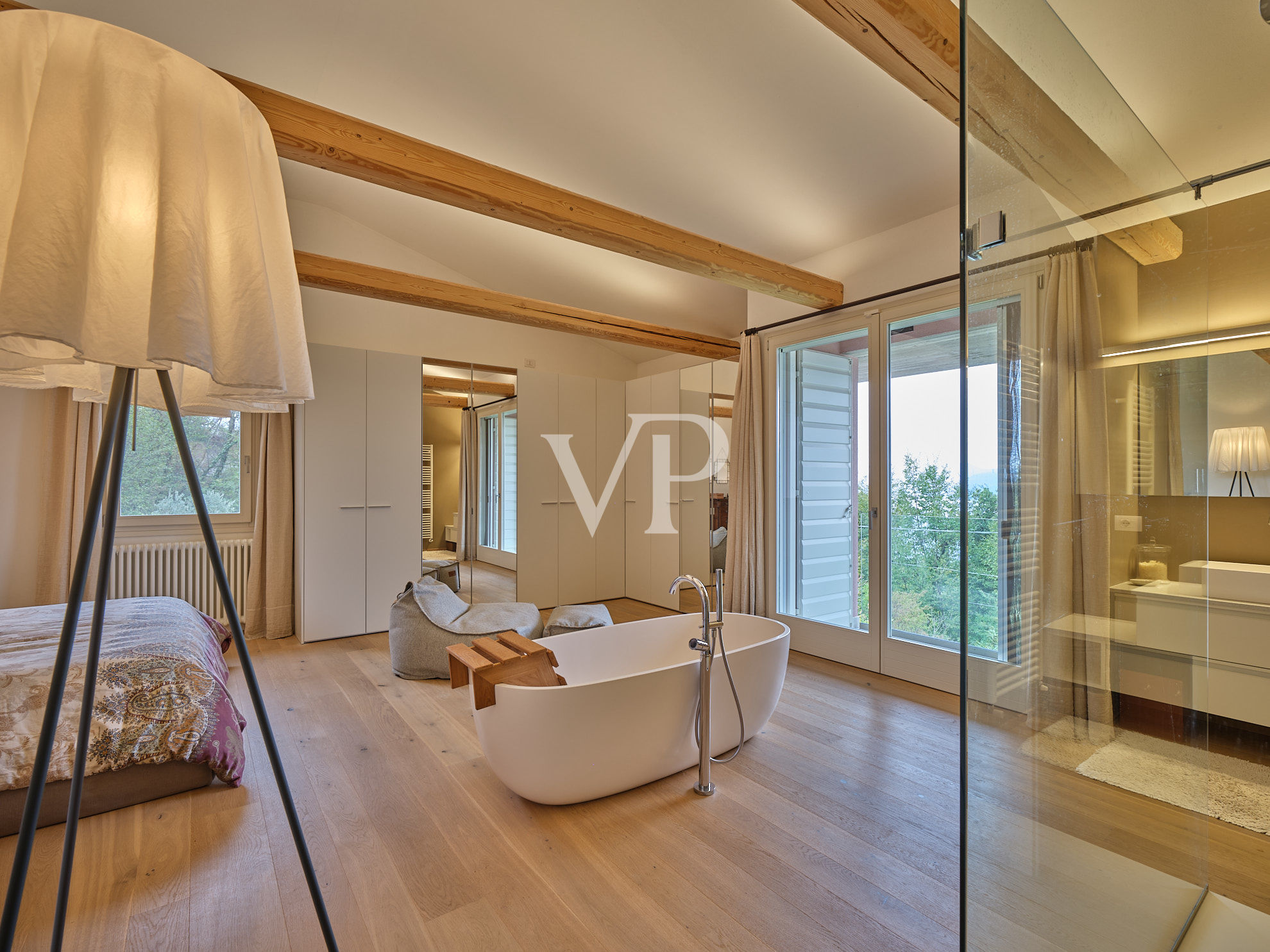 Ready to live: Villa moderna con vista spettacolare sul lago di Garda