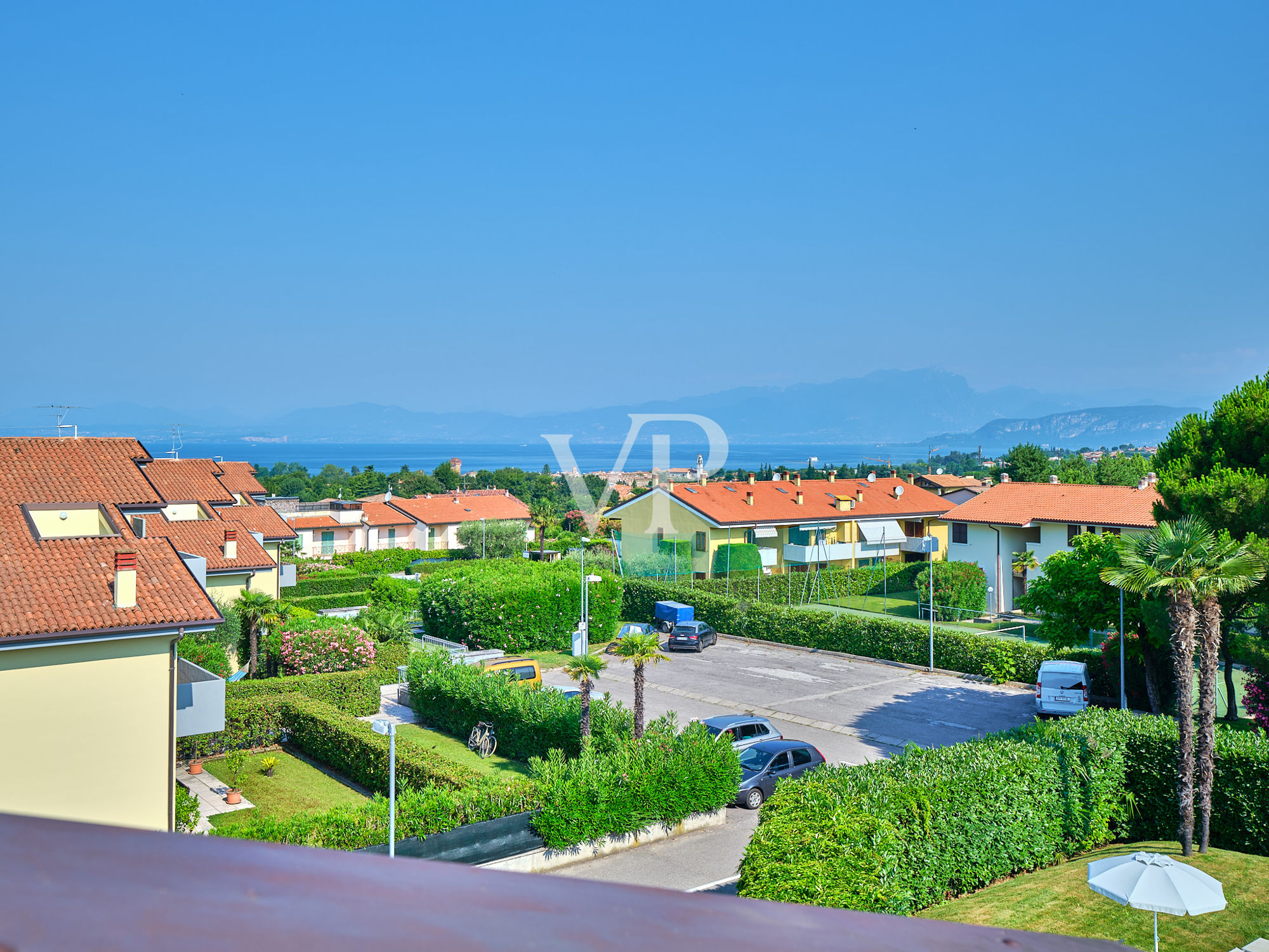 Charmant appartement duplex avec vue panoramique sur le lac, situé près du centre-ville