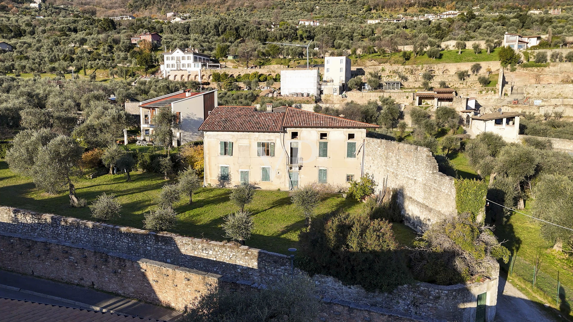 Farmhouse with lake view and park with olive trees