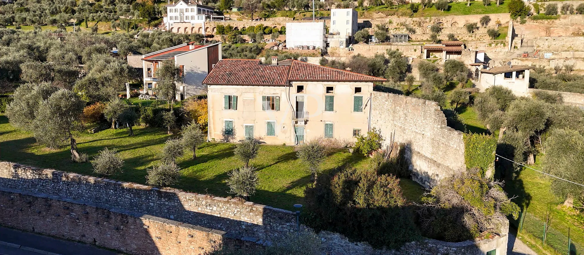 Casale con vista lago e parco ad ulivi