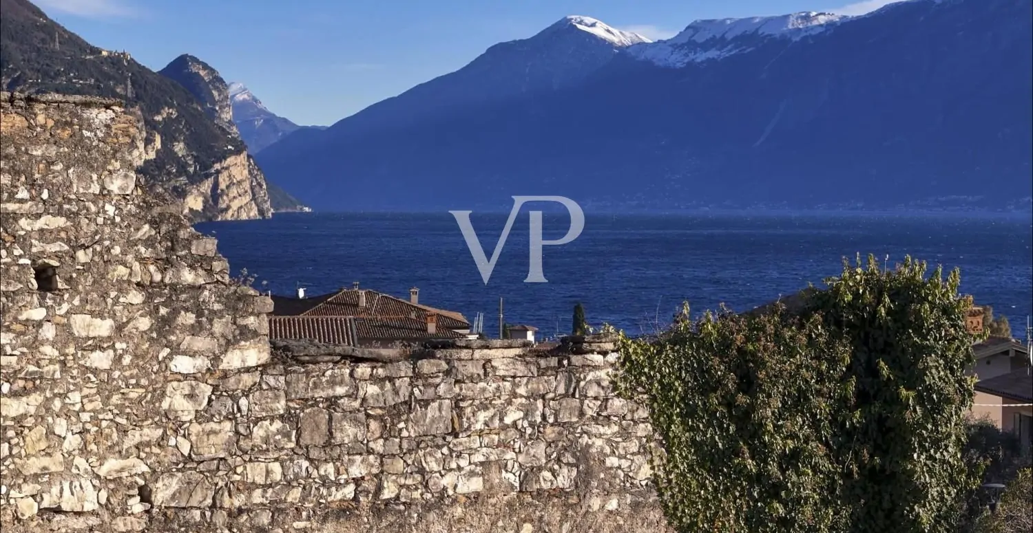 Casale con vista lago e parco ad ulivi