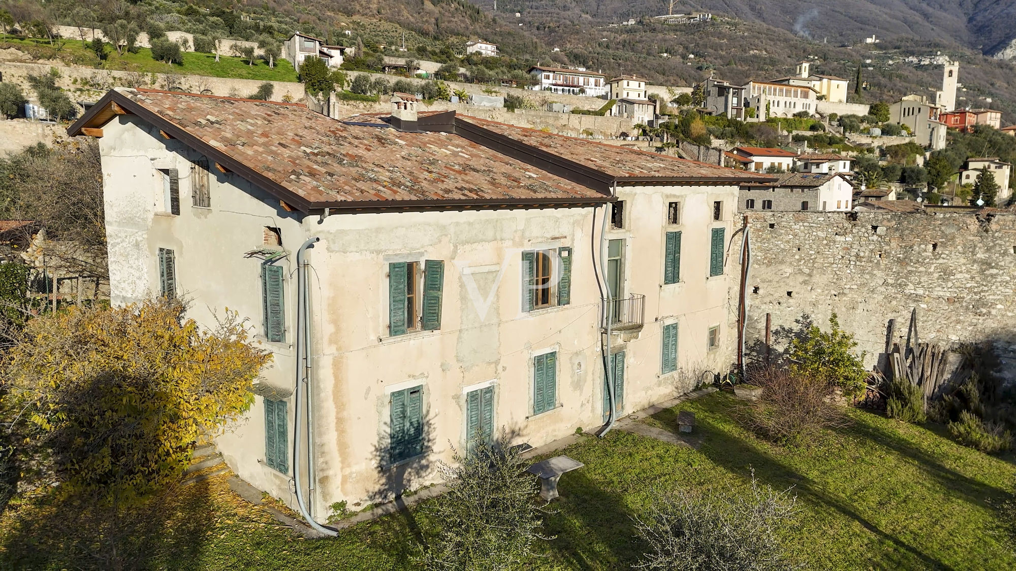 Farmhouse with lake view and park with olive trees