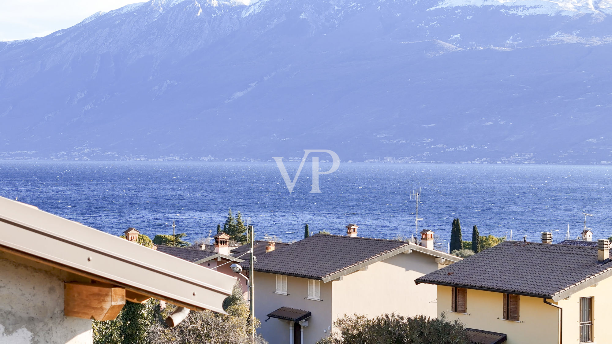 Ferme avec vue sur le lac et parc avec oliviers