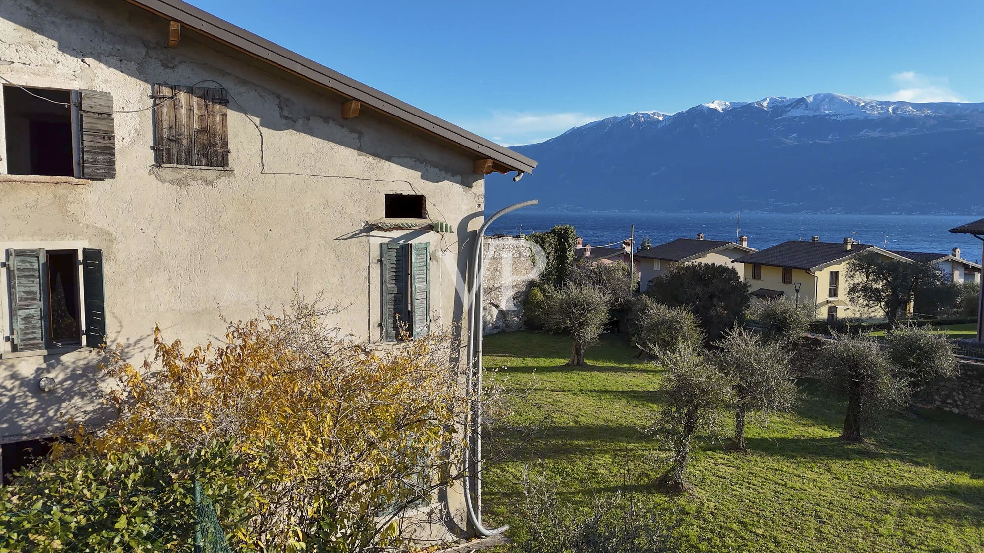 Ferme avec vue sur le lac et parc avec oliviers