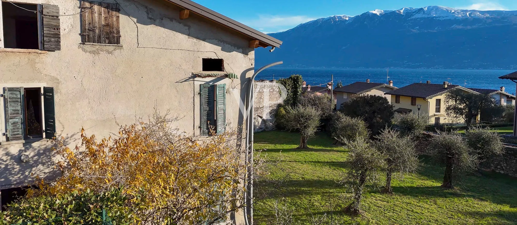 Casale con vista lago e parco ad ulivi