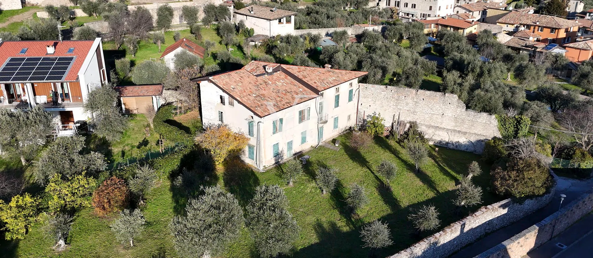 Casale con vista lago e parco ad ulivi