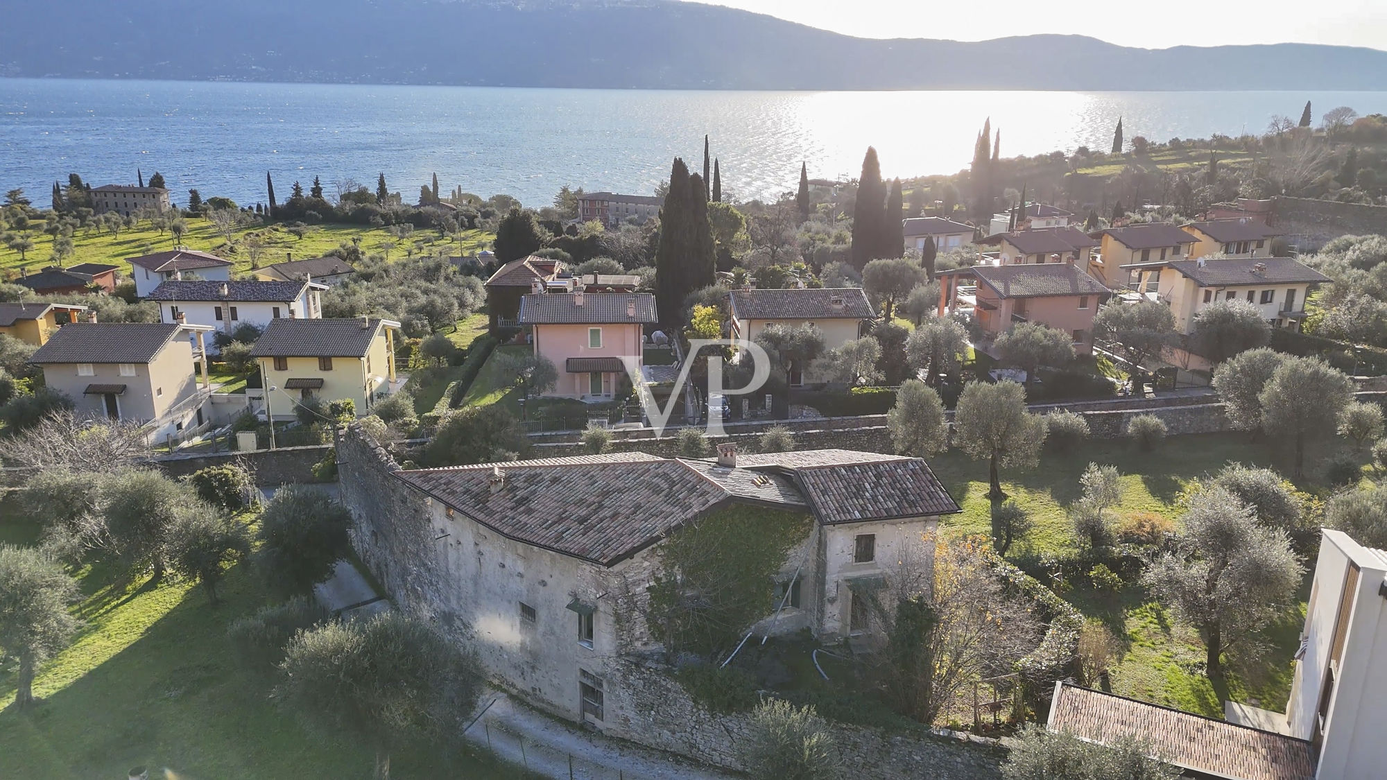 Casale con vista lago e parco ad ulivi