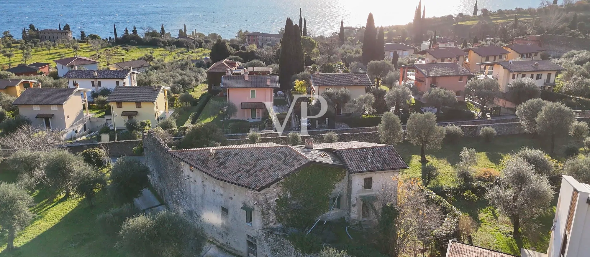 Casale con vista lago e parco ad ulivi