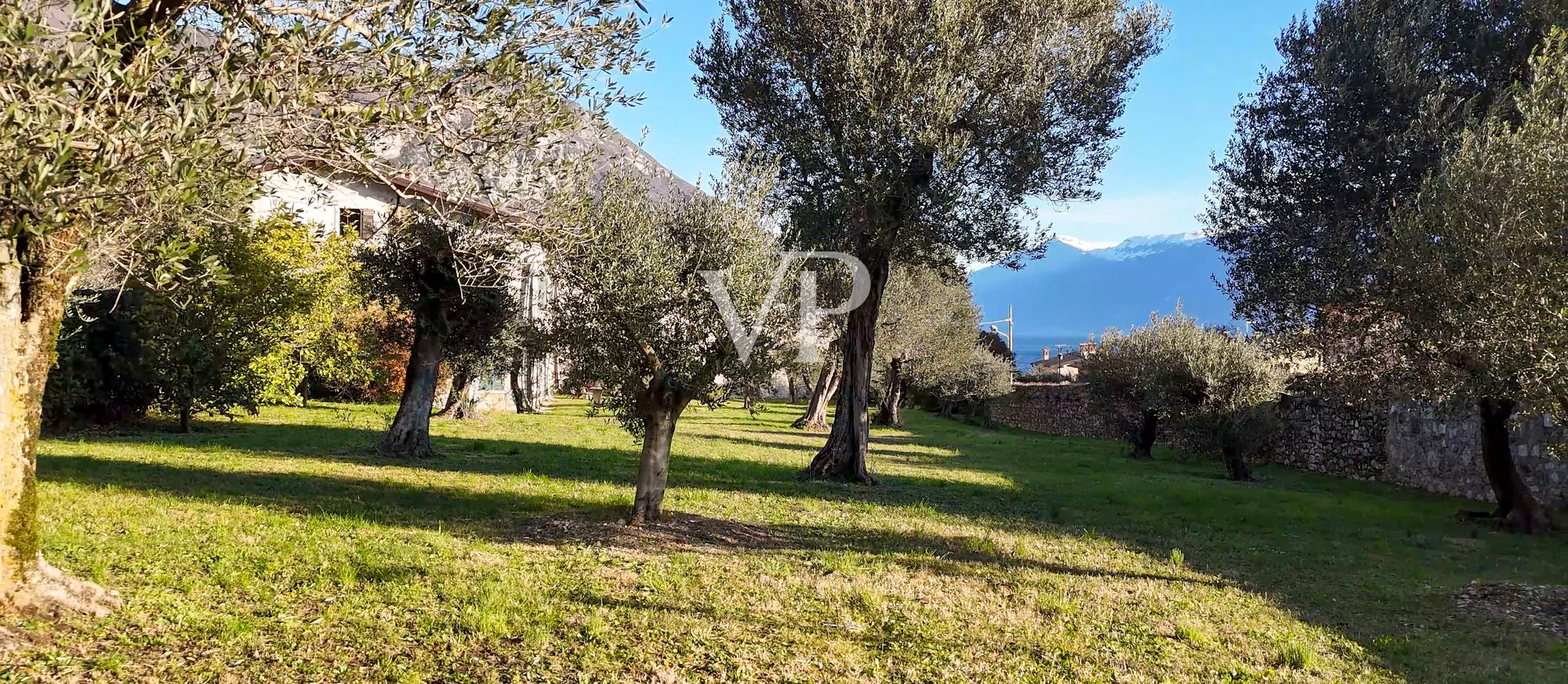 Casale con vista lago e parco ad ulivi