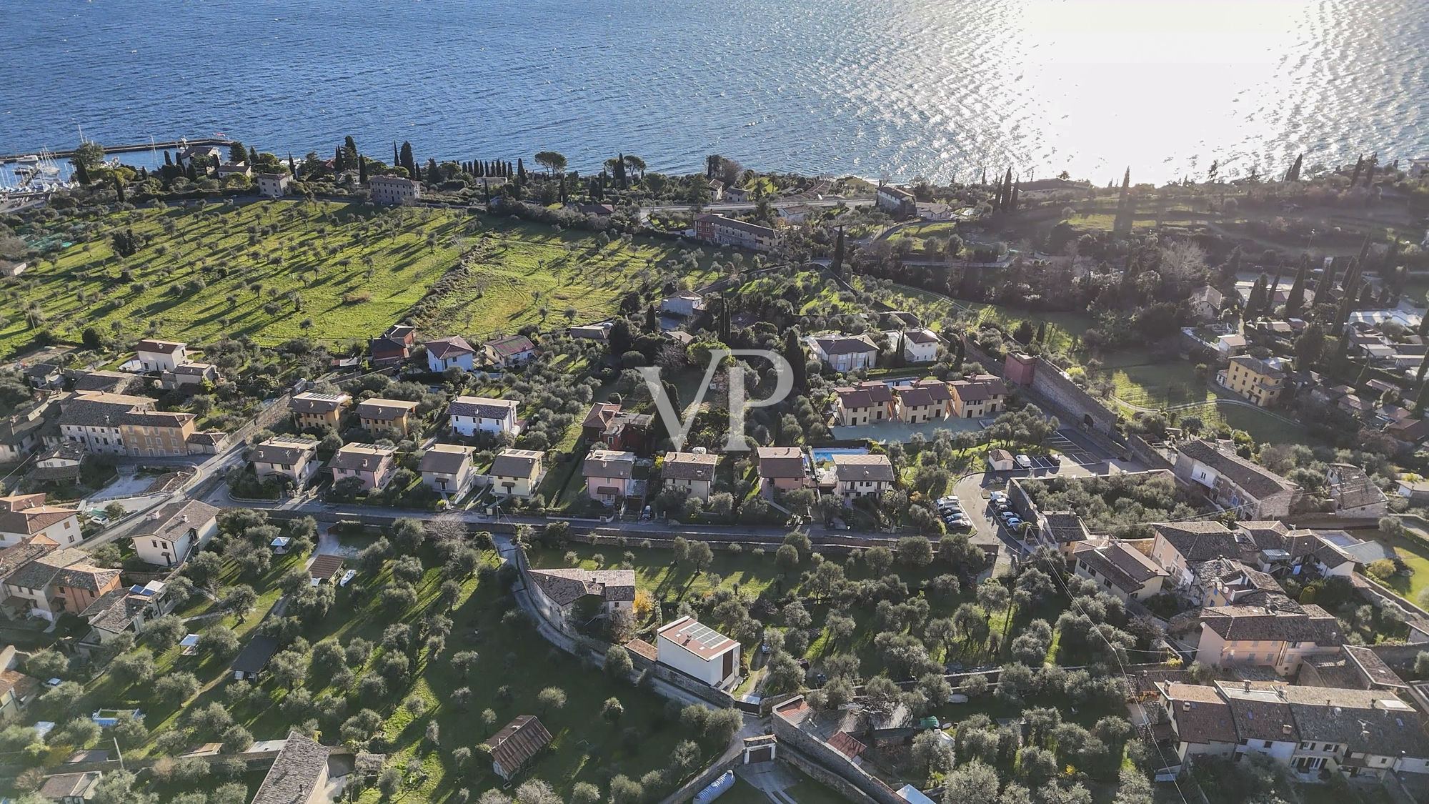 Granja con vistas al lago y parque con olivos