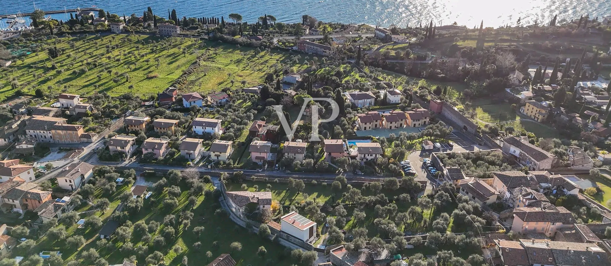 Casale con vista lago e parco ad ulivi