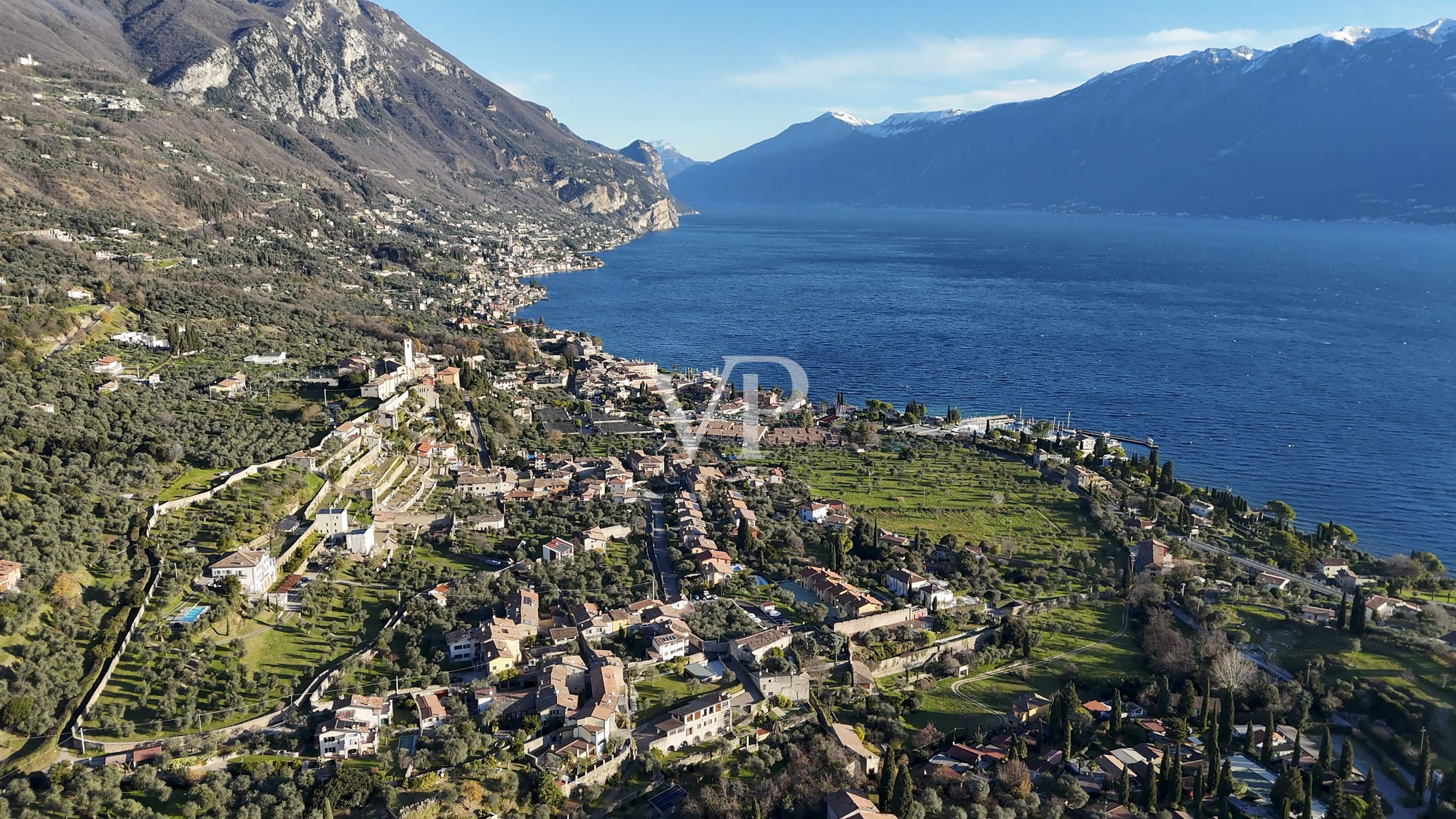 Ferme avec vue sur le lac et parc avec oliviers