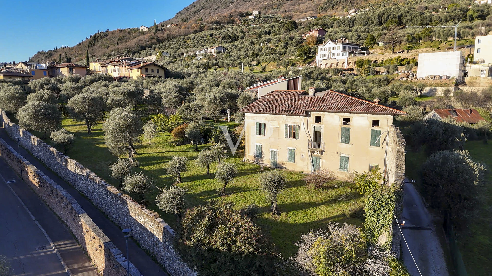 Ferme avec vue sur le lac et parc avec oliviers