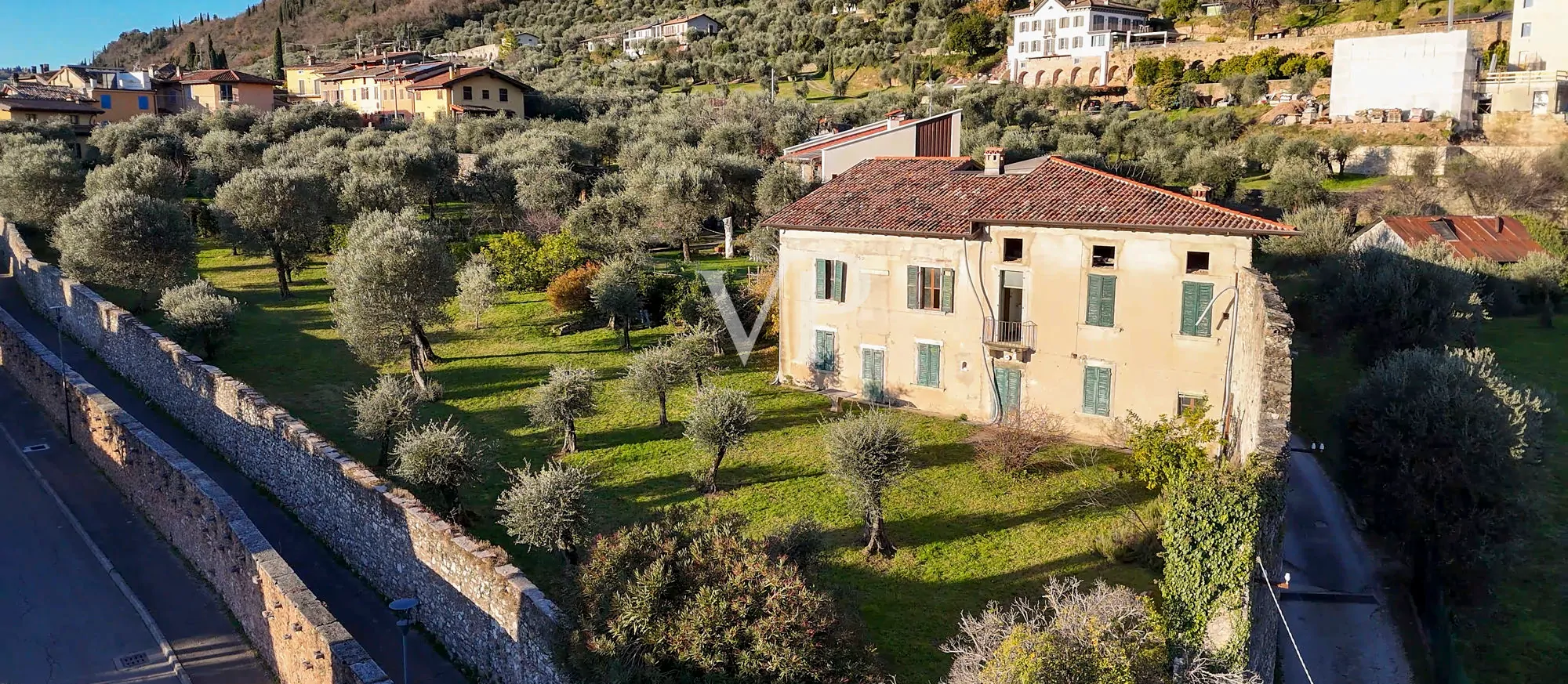 Casale con vista lago e parco ad ulivi