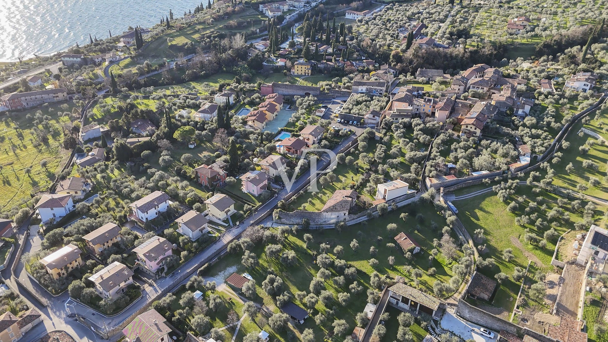 Bauernhaus mit Seeblick und Park mit Olivenbäumen