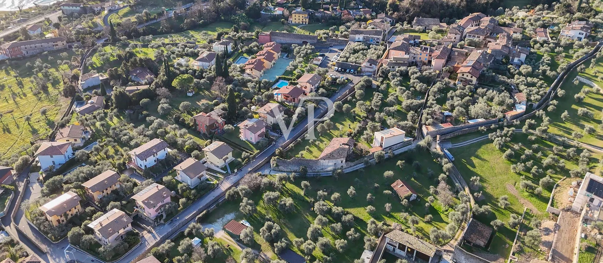 Casale con vista lago e parco ad ulivi