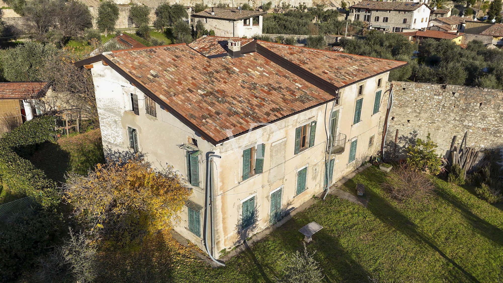 Farmhouse with lake view and park with olive trees