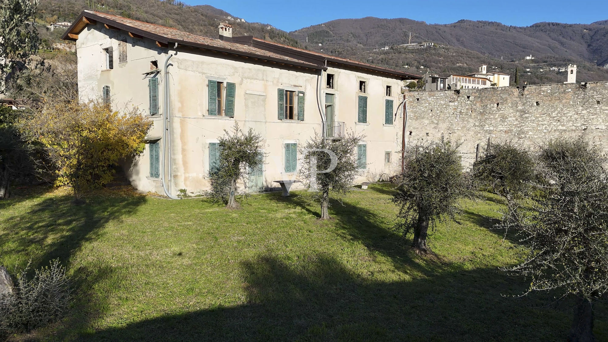 Ferme avec vue sur le lac et parc avec oliviers