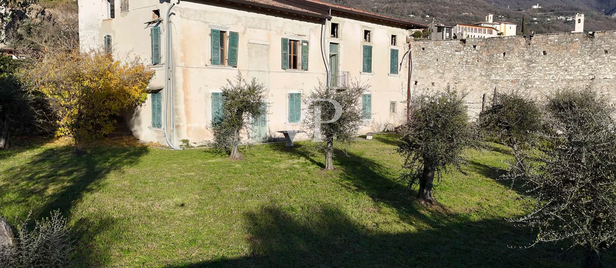 Casale con vista lago e parco ad ulivi
