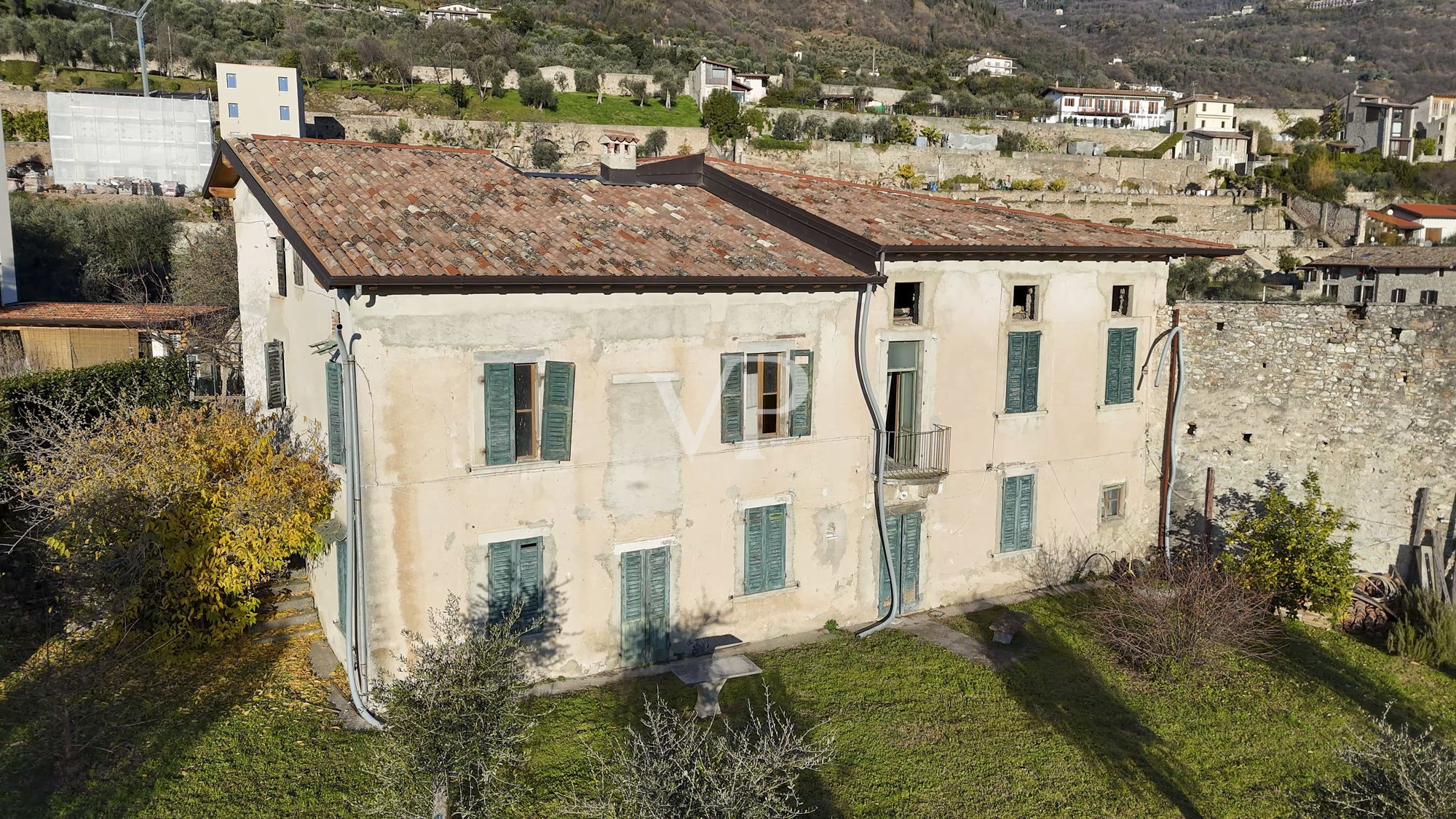 Farmhouse with lake view and park with olive trees