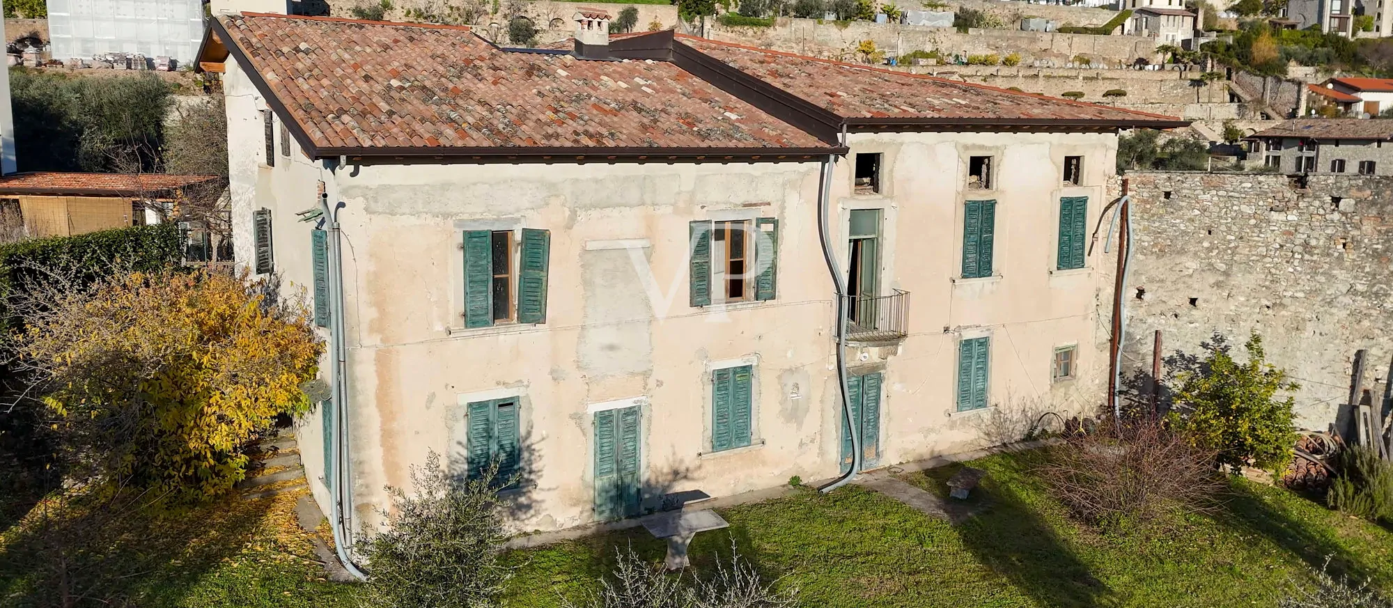 Casale con vista lago e parco ad ulivi