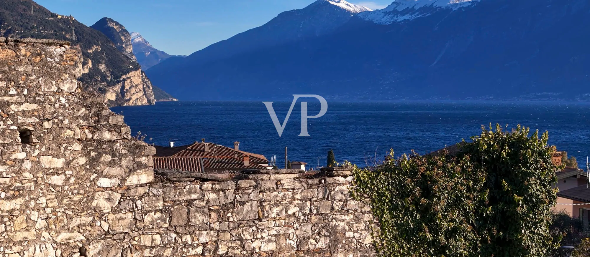 Casale con vista lago e parco ad ulivi