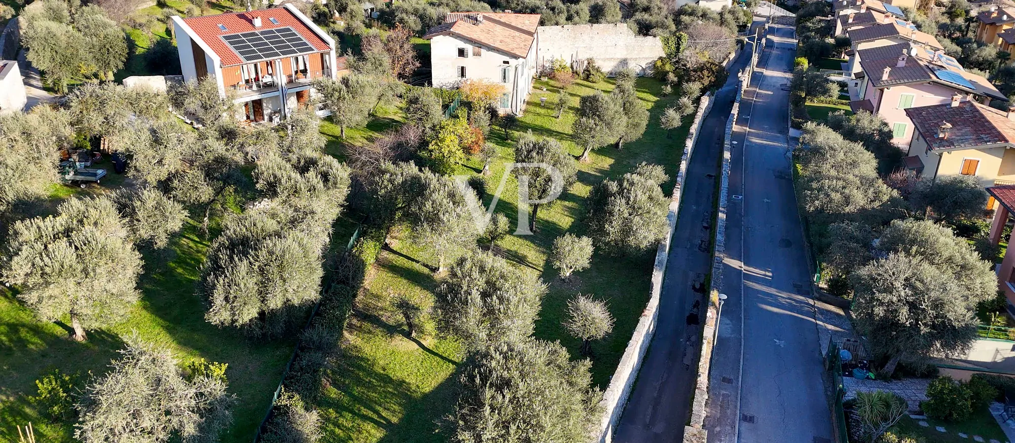 Casale con vista lago e parco ad ulivi
