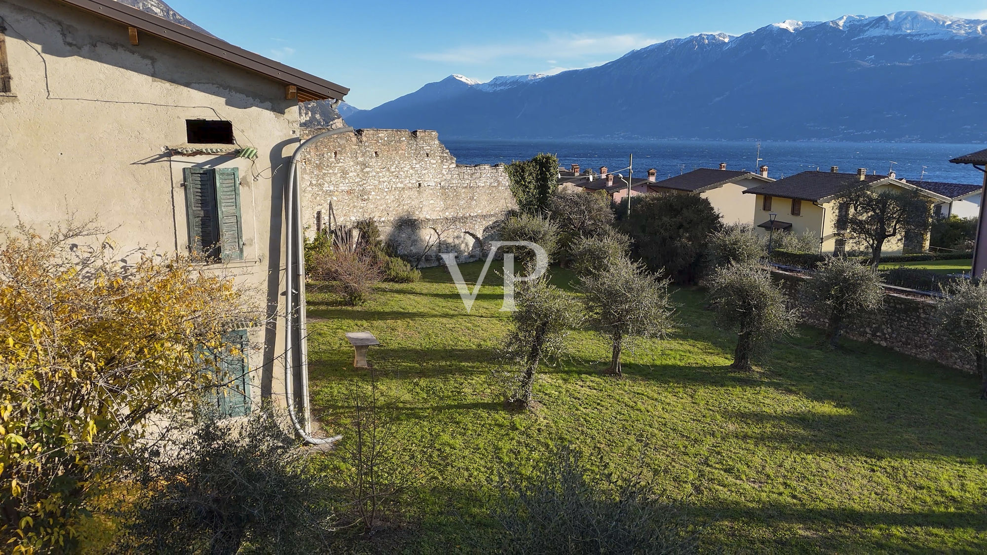 Ferme avec vue sur le lac et parc avec oliviers