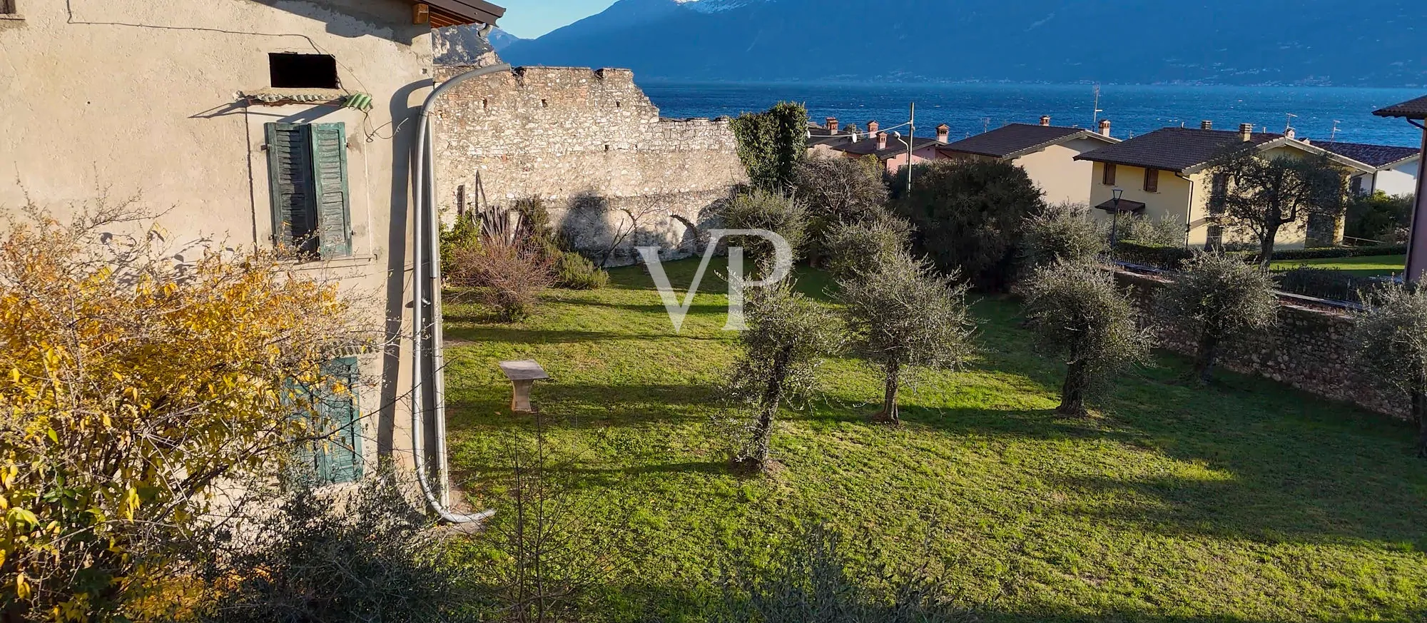 Casale con vista lago e parco ad ulivi