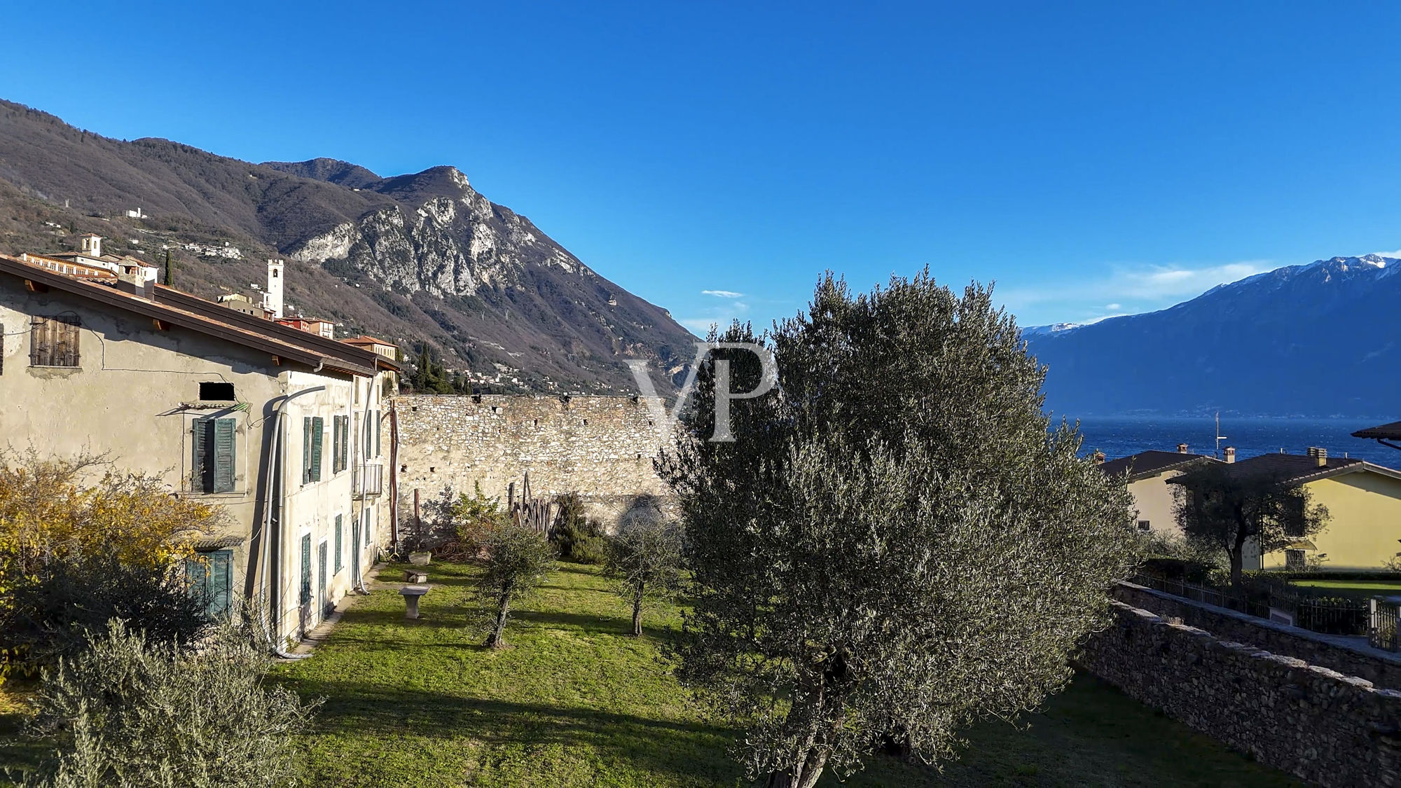 Farmhouse with lake view and park with olive trees