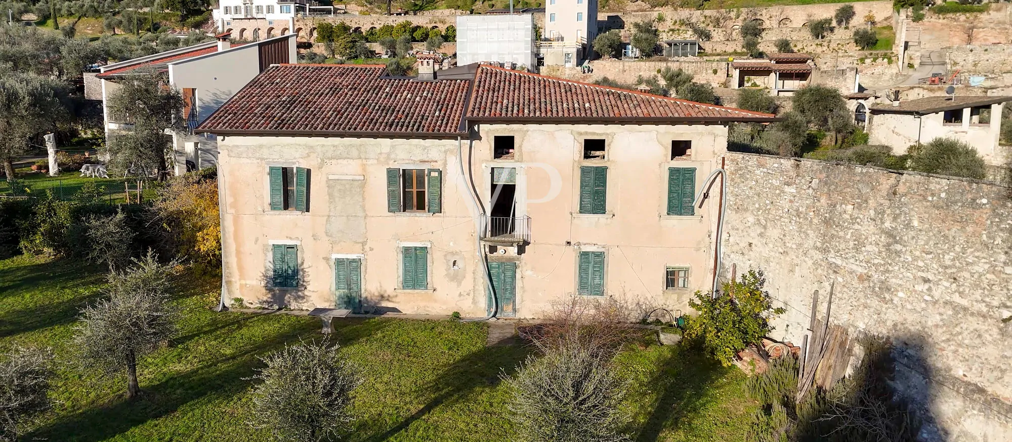 Casale con vista lago e parco ad ulivi