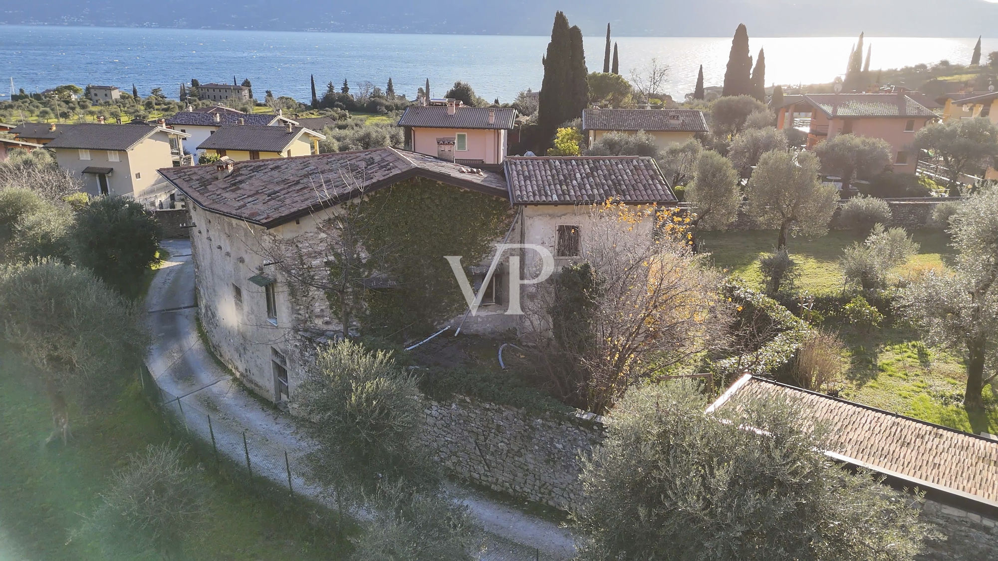 Farmhouse with lake view and park with olive trees