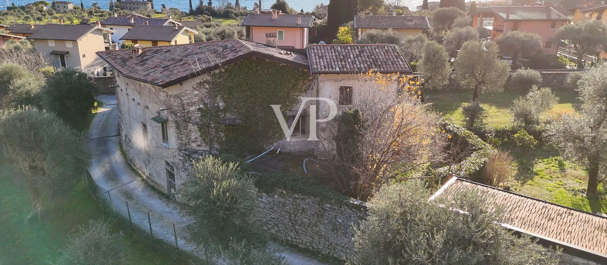 Casale con vista lago e parco ad ulivi
