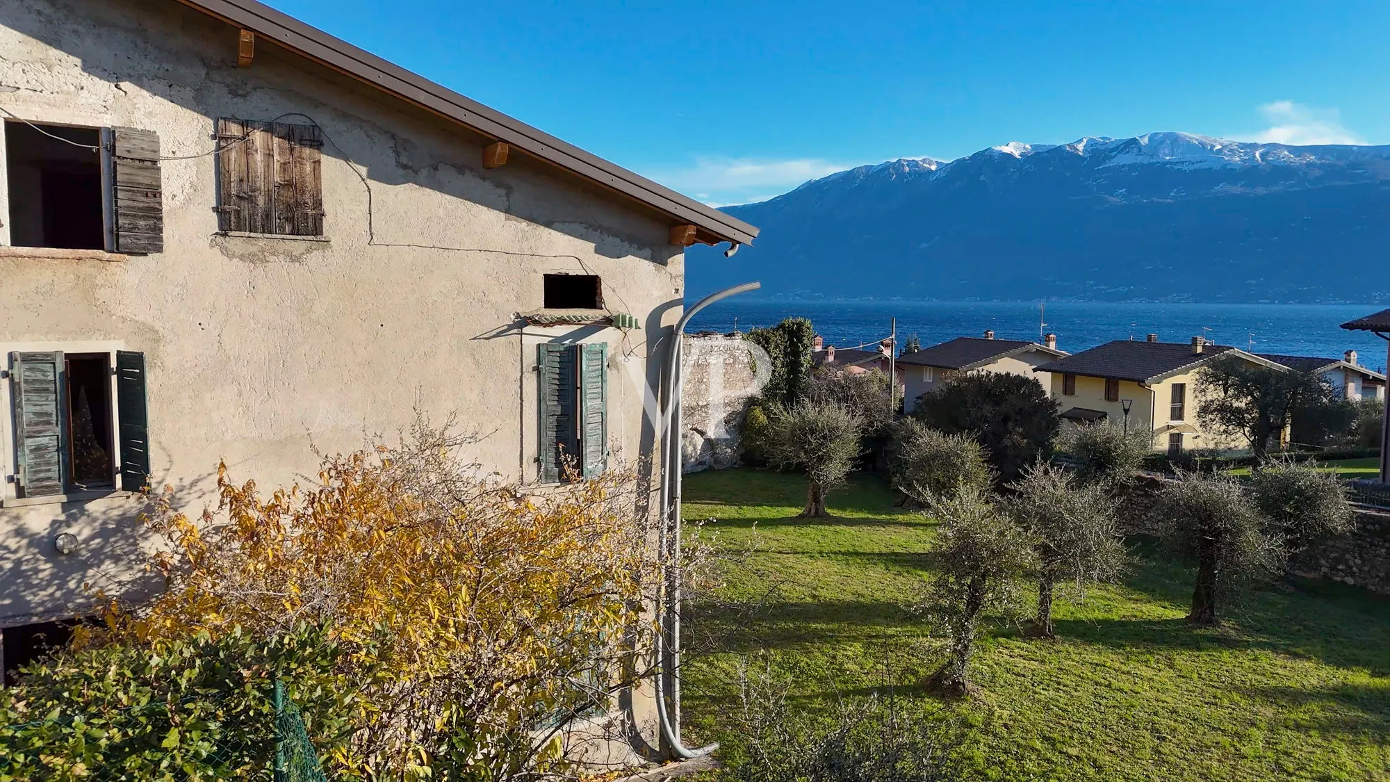 Bauernhaus mit Seeblick und Park mit Olivenbäumen