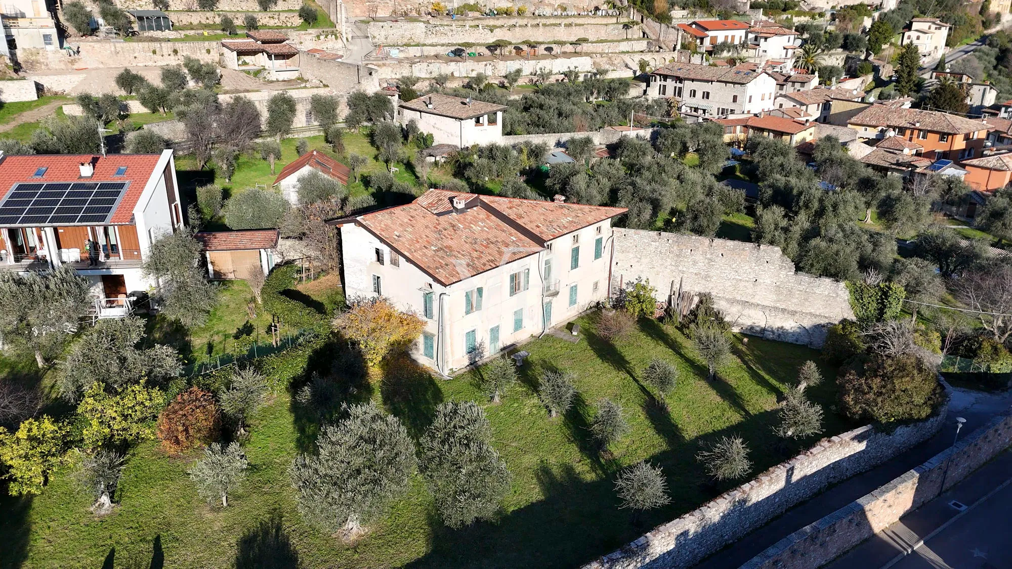 Bauernhaus mit Seeblick und Park mit Olivenbäumen