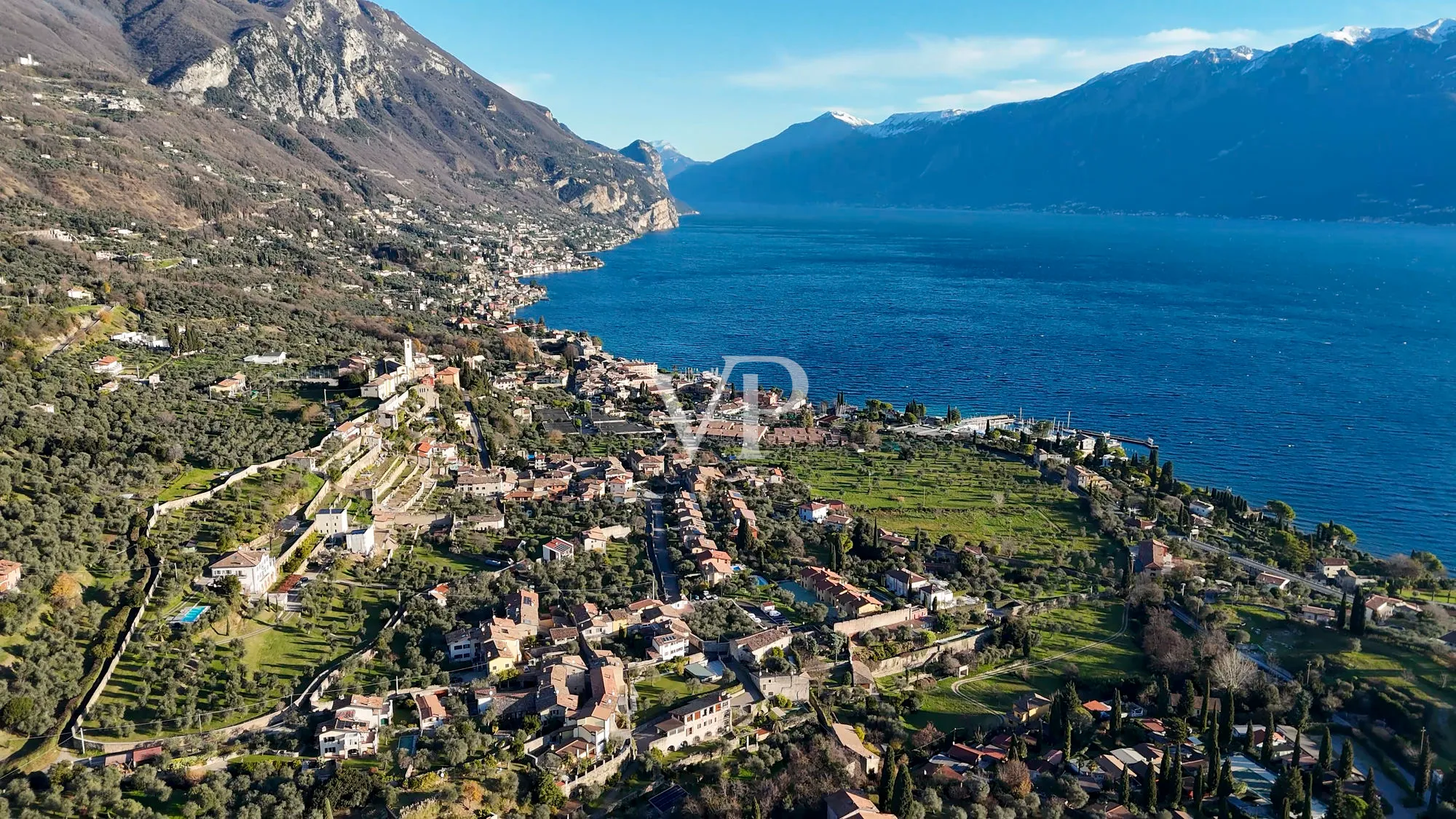 Bauernhaus mit Seeblick und Park mit Olivenbäumen