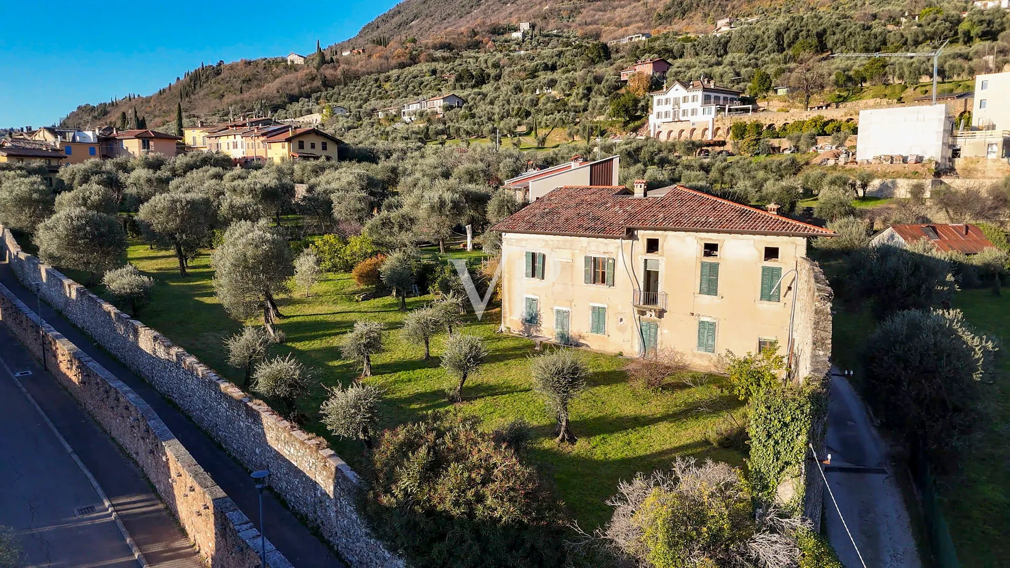 Bauernhaus mit Seeblick und Park mit Olivenbäumen