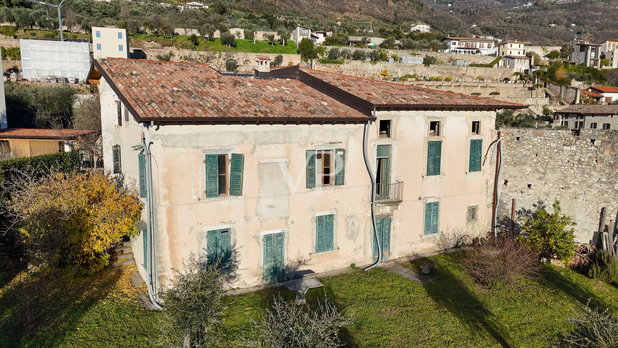 Bauernhaus mit Seeblick und Park mit Olivenbäumen