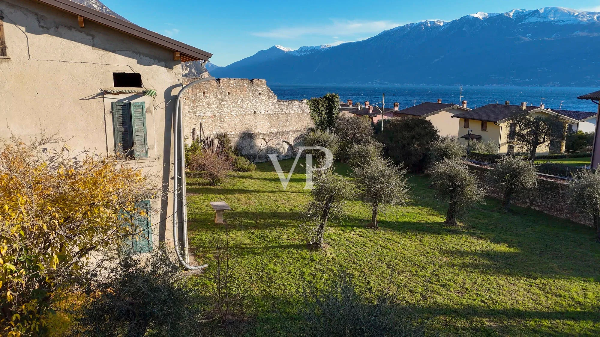 Bauernhaus mit Seeblick und Park mit Olivenbäumen