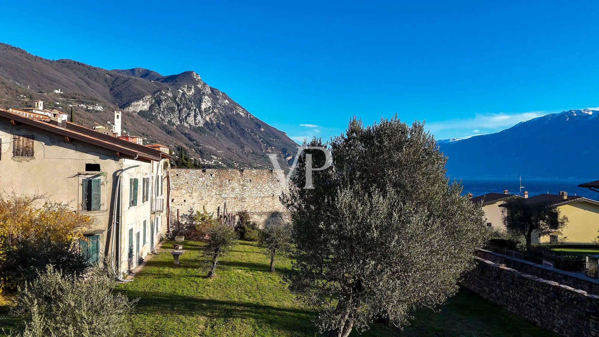 Bauernhaus mit Seeblick und Park mit Olivenbäumen