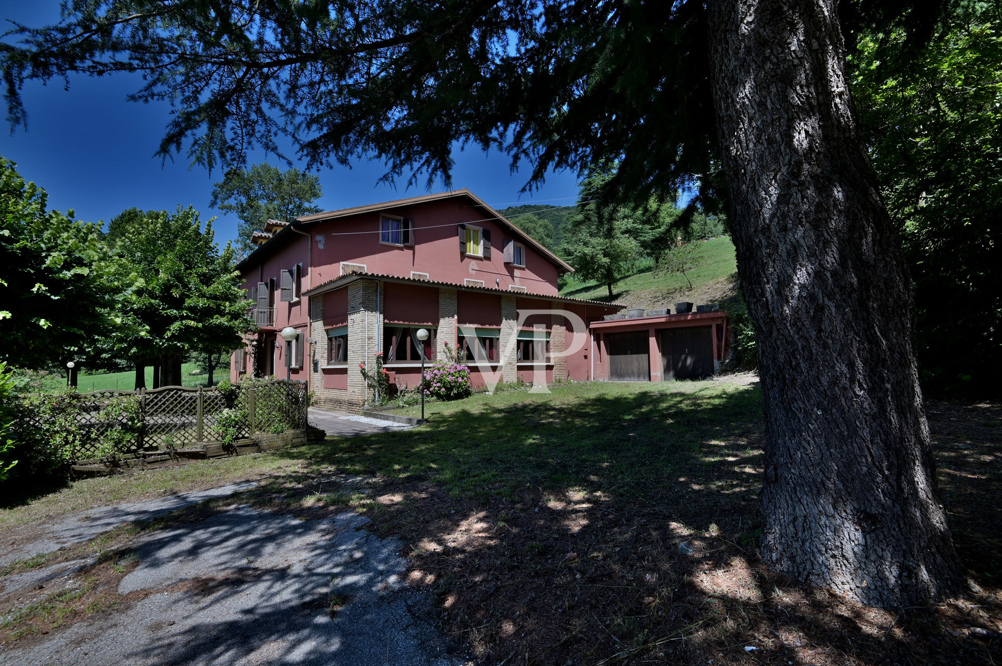 Lake view hotel nestled in a beautiful private park in Salò