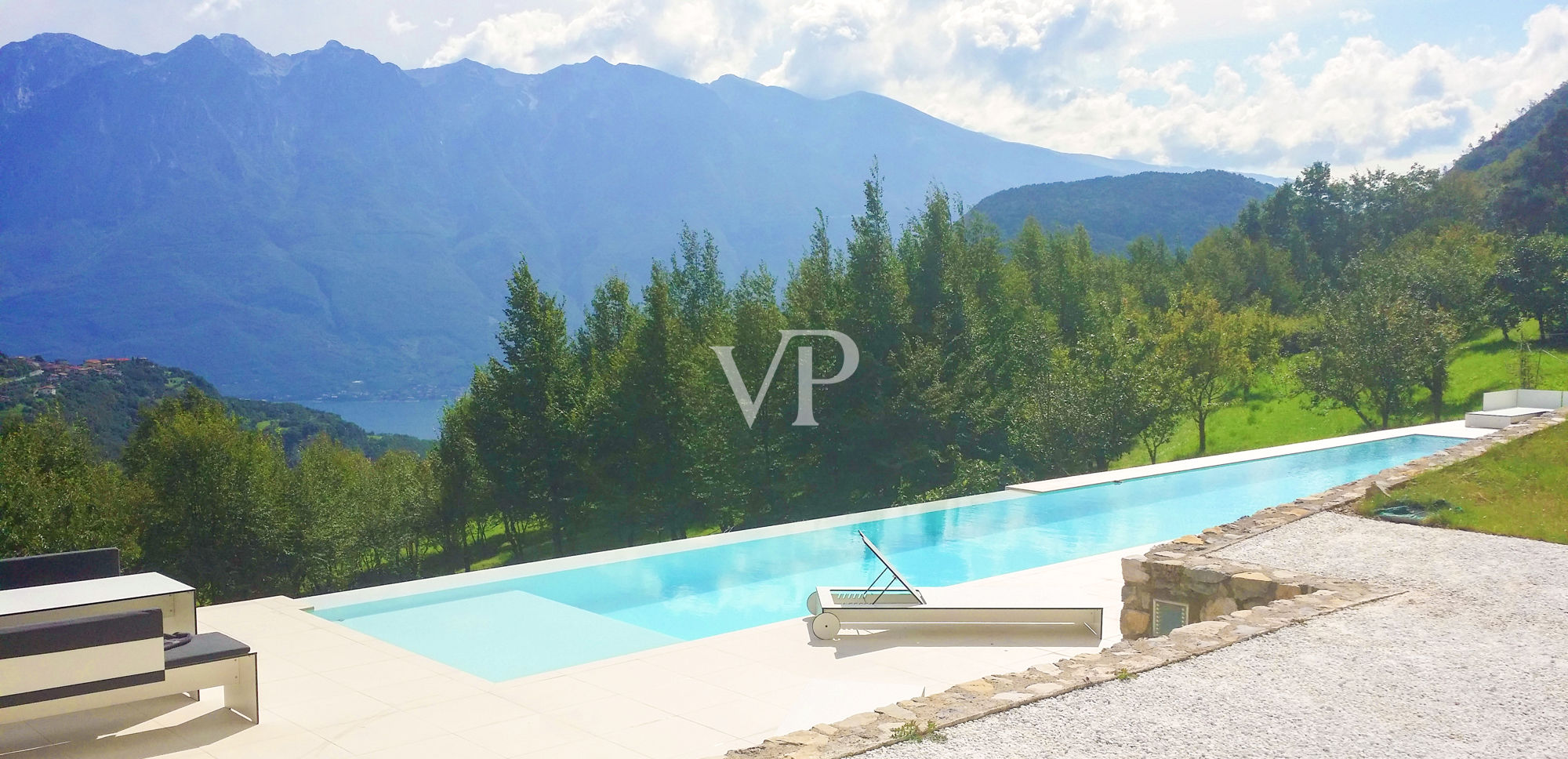 Chalet de montagne luxueux et totalement autosuffisant avec piscine à débordement, situé dans un endroit unique avec vue sur le lac.