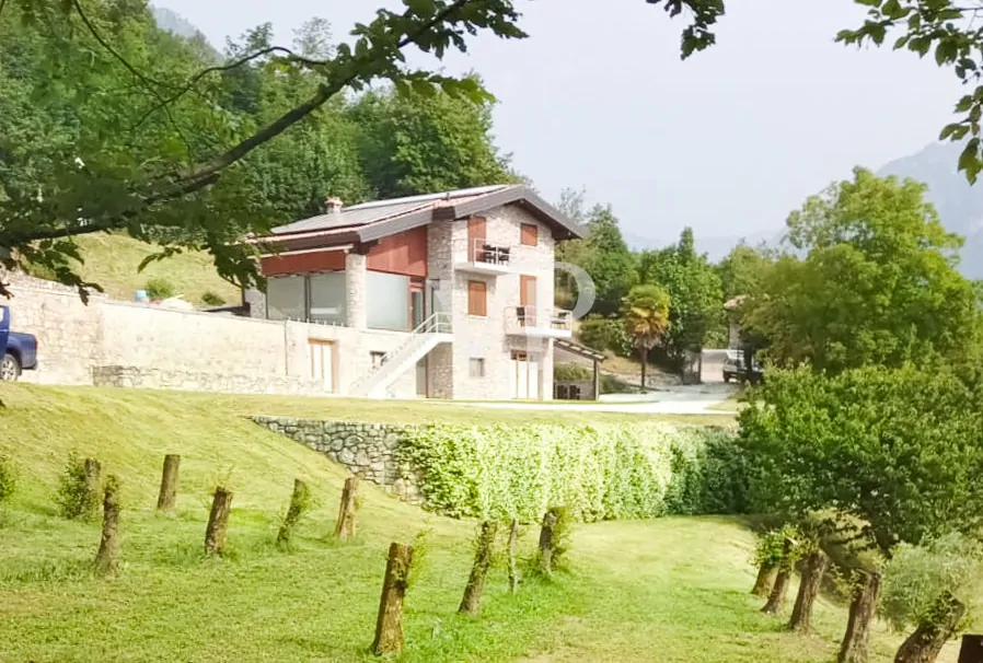 Lussuoso chalet di montagna con vista lago