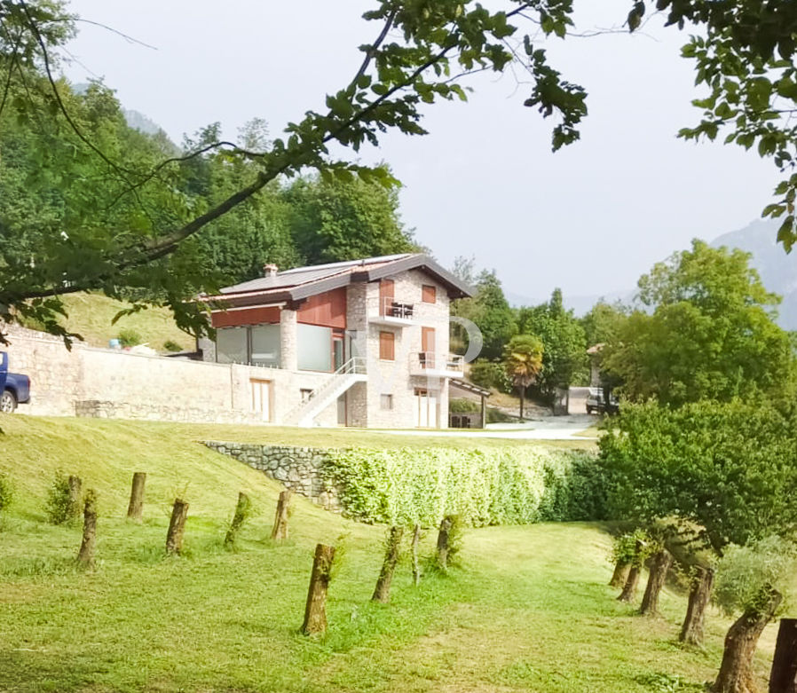 Luxurious and fully self-sufficient mountain chalet with infinity pool in a unique panoramic location with lake view.