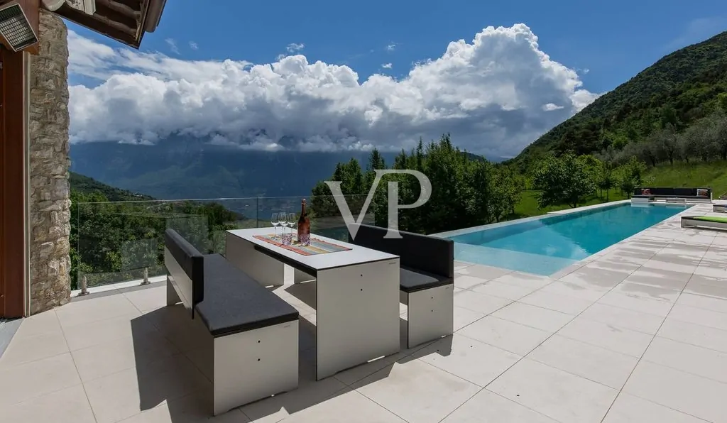 Lussuoso chalet di montagna con vista lago