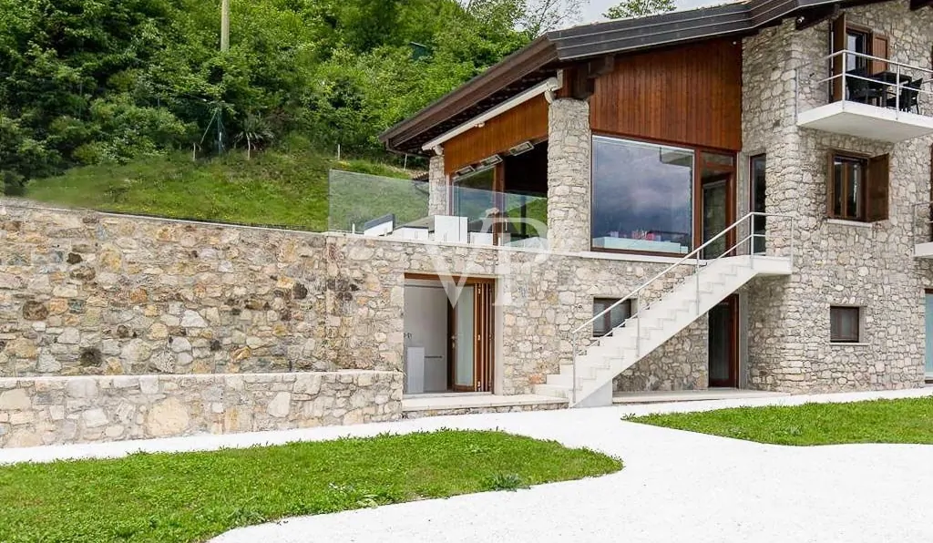 Lussuoso chalet di montagna con vista lago