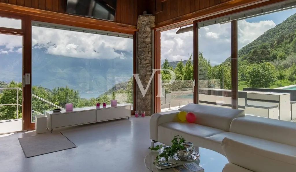 Lussuoso chalet di montagna con vista lago
